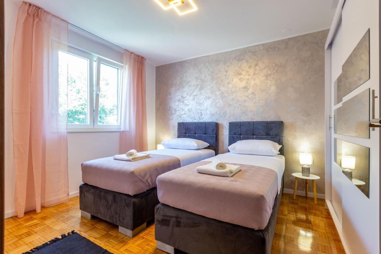 Apolon 2Bdr Apartment With Balcony Zara Esterno foto