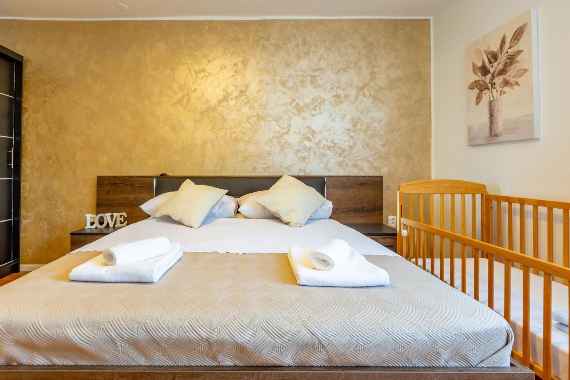 Apolon 2Bdr Apartment With Balcony Zara Esterno foto