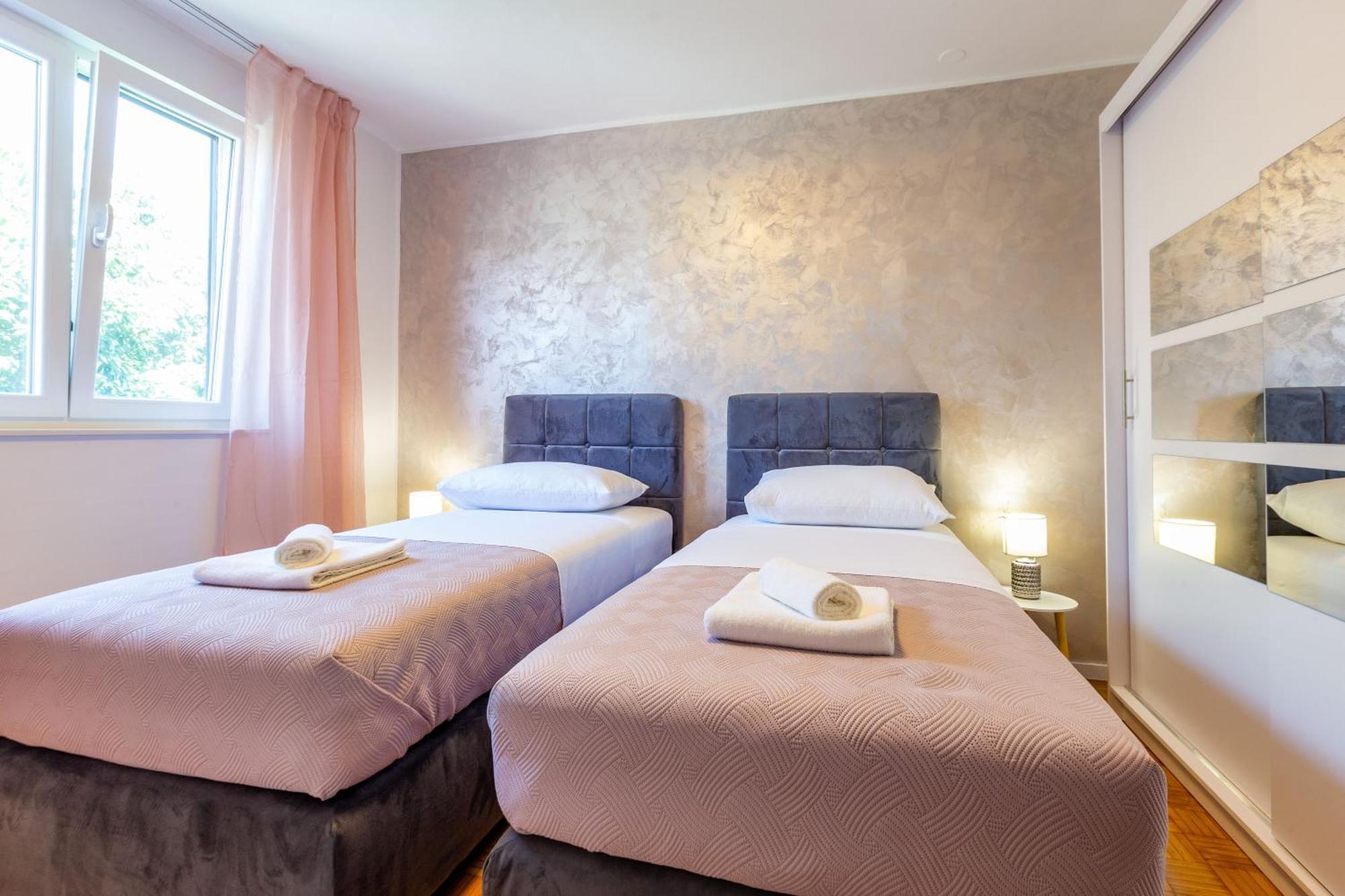 Apolon 2Bdr Apartment With Balcony Zara Esterno foto