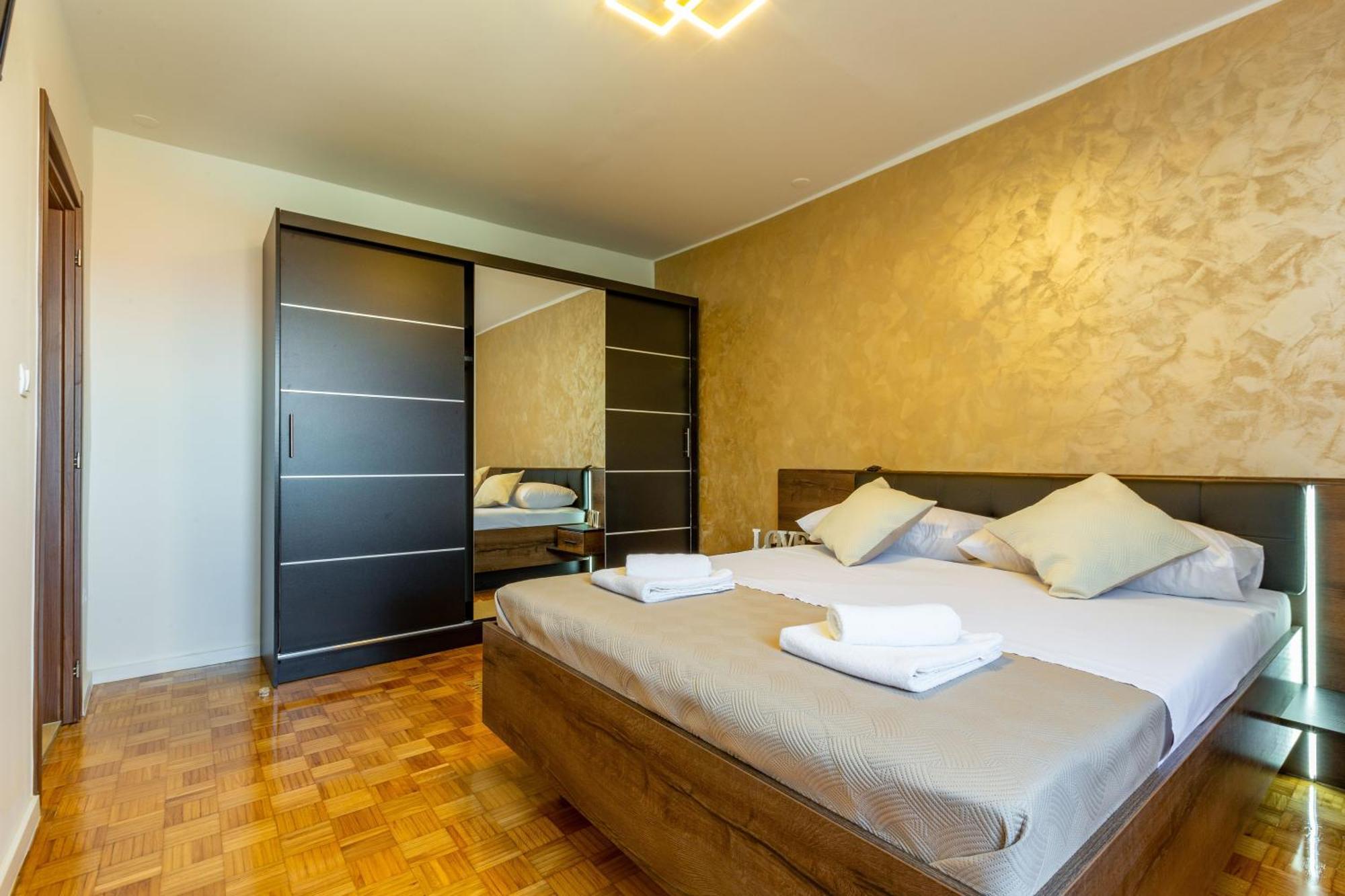 Apolon 2Bdr Apartment With Balcony Zara Esterno foto