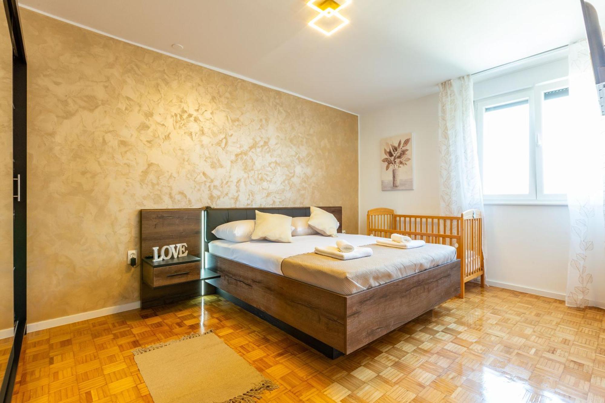 Apolon 2Bdr Apartment With Balcony Zara Esterno foto