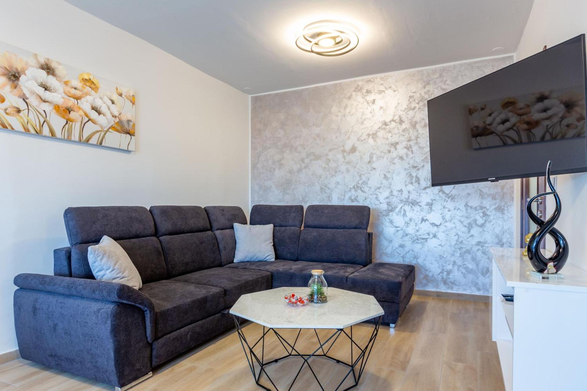Apolon 2Bdr Apartment With Balcony Zara Esterno foto