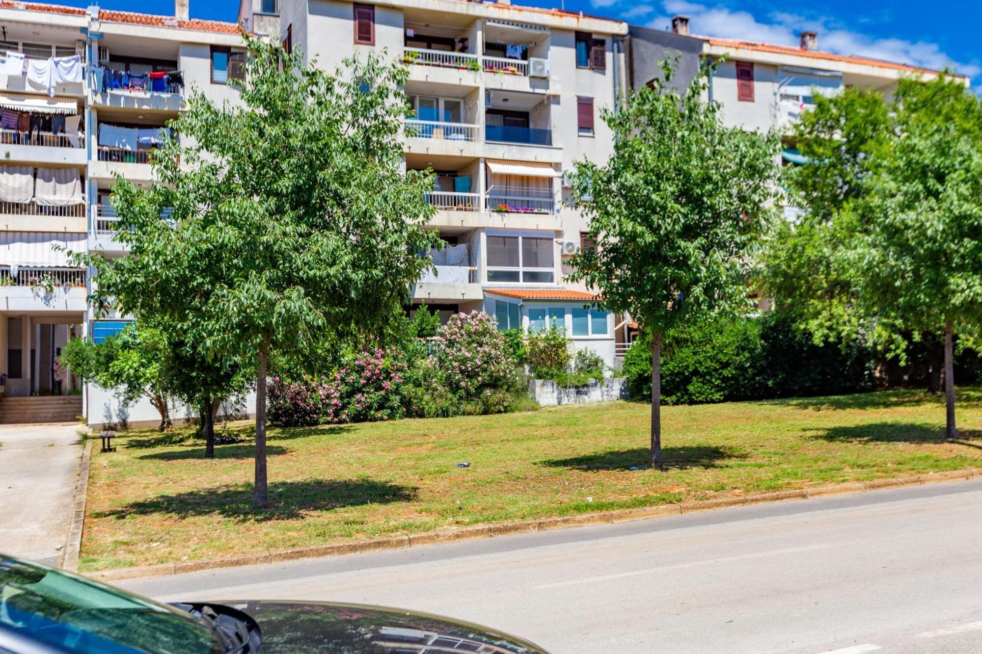 Apolon 2Bdr Apartment With Balcony Zara Esterno foto